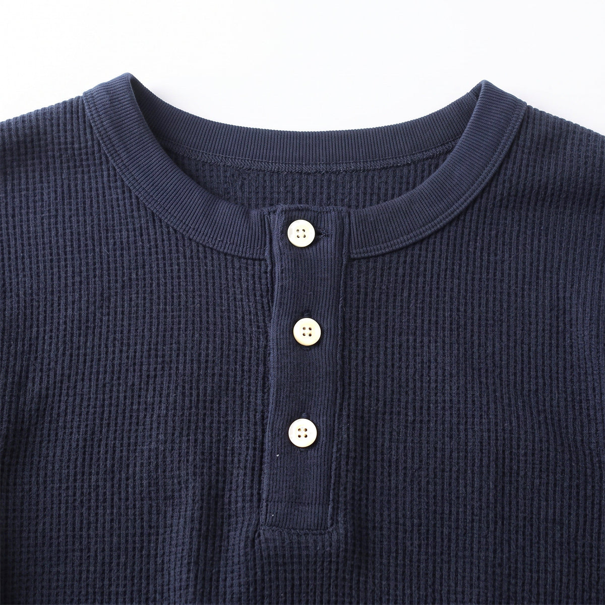 Bozzetto Henley in Mitternacht, Detail Knopfleiste