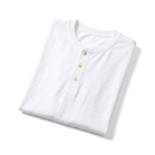 Coda Henley in Weiß, gefaltet