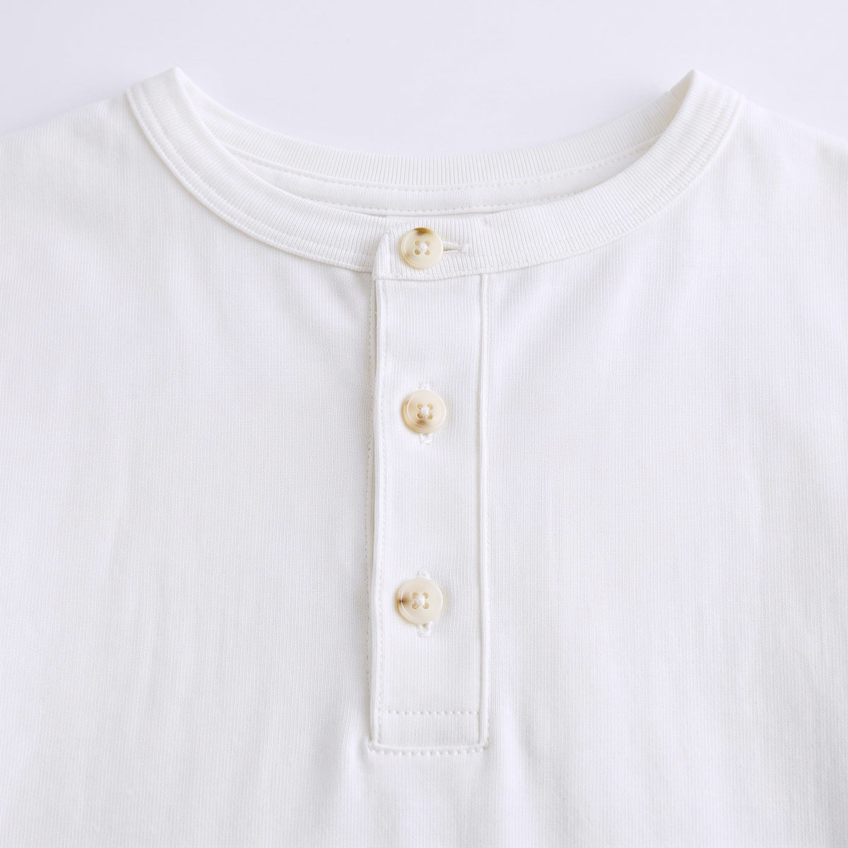 Coda Henley in Weiß, Detail Knopfleiste