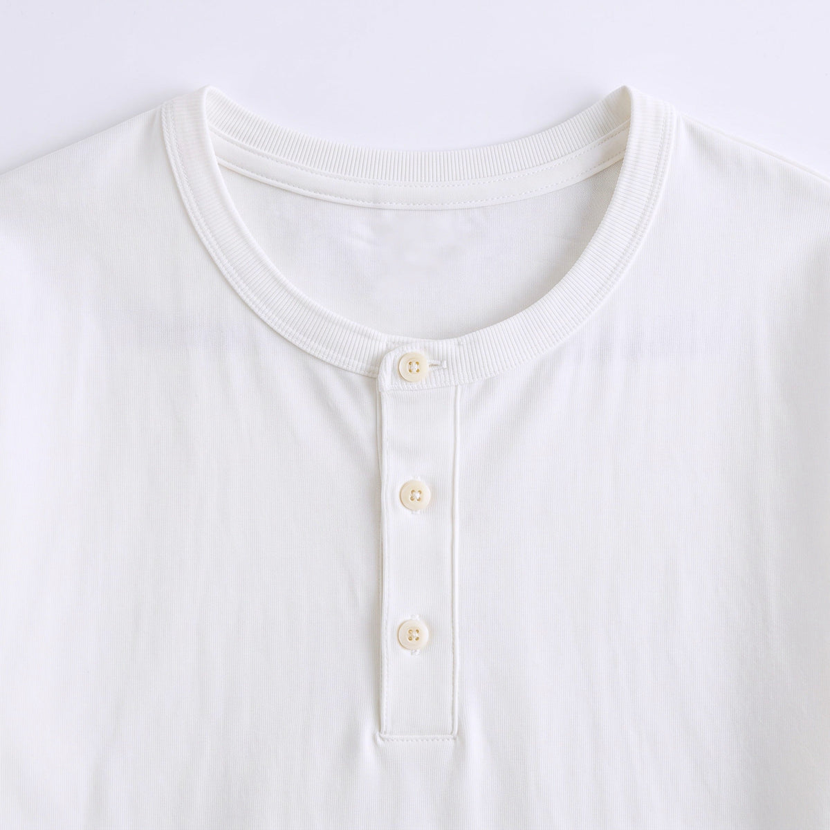 Coda Henley in Weiß, Detail Kragen