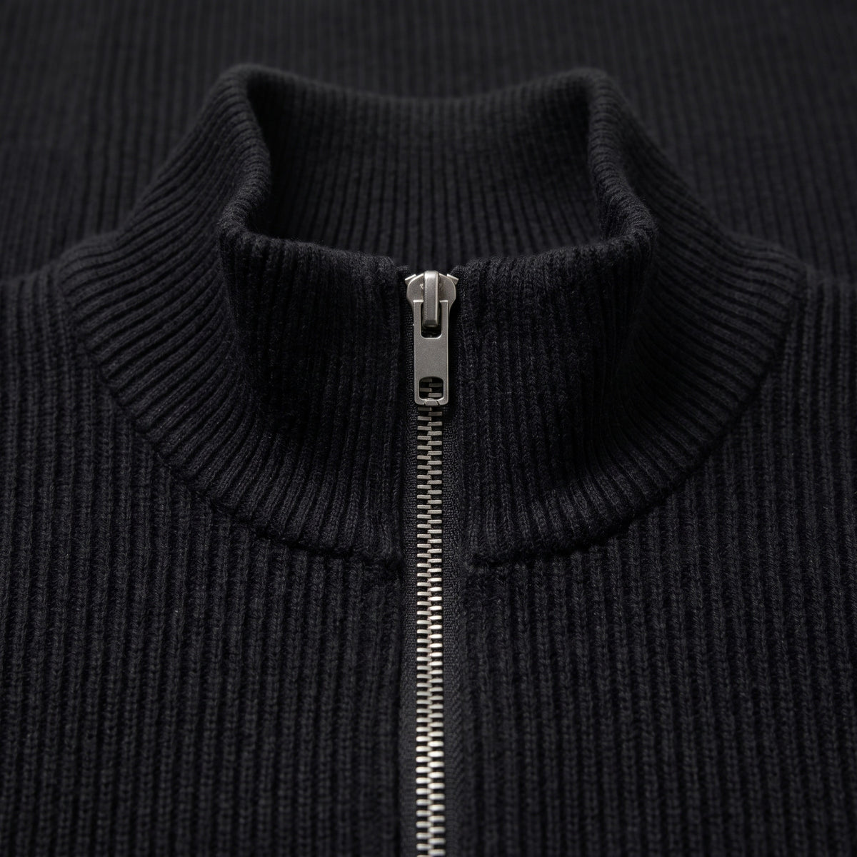 Ritorno Strickjacke in Schwarz, Detail Kragen