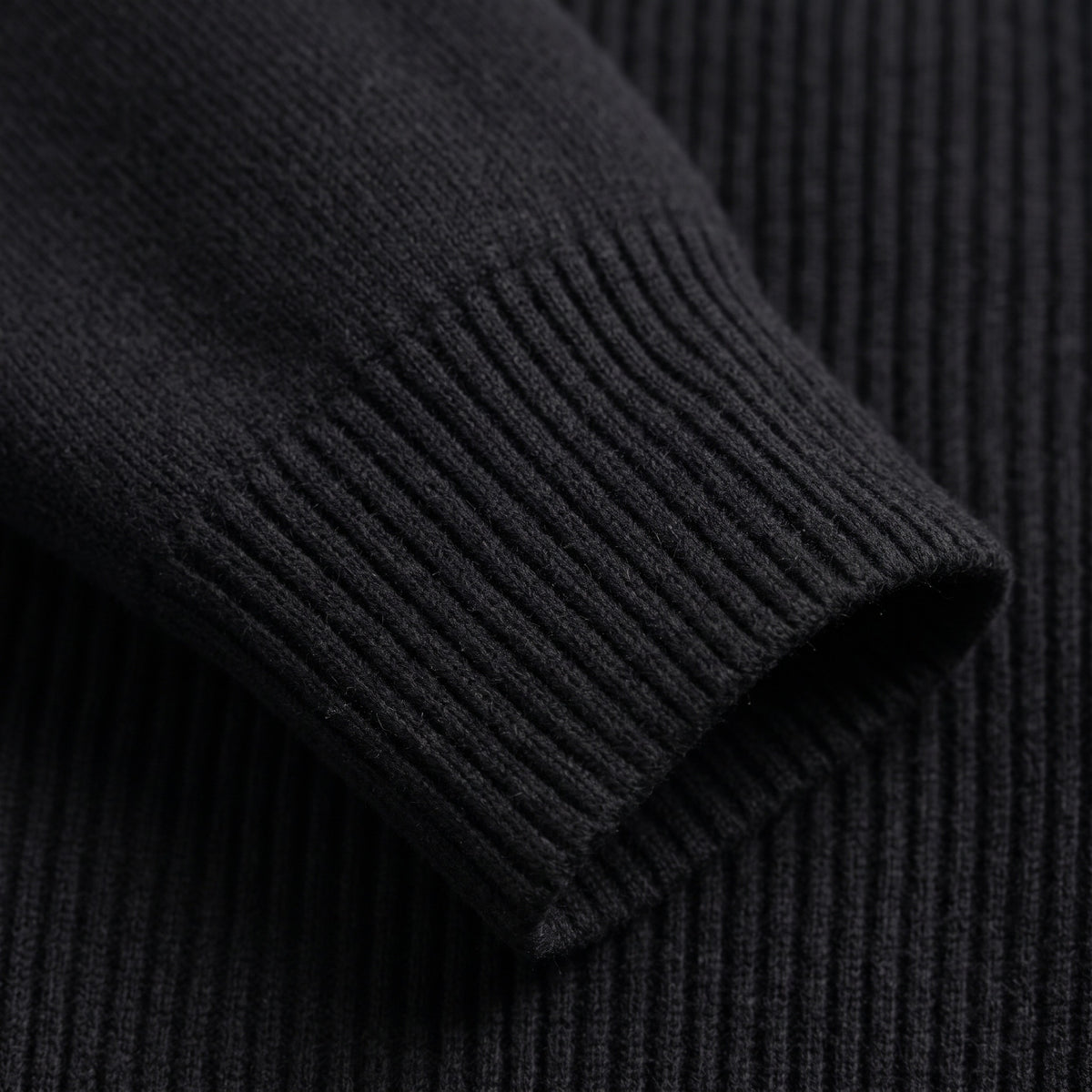 Ritorno Strickjacke in Schwarz, Detail Bündchen